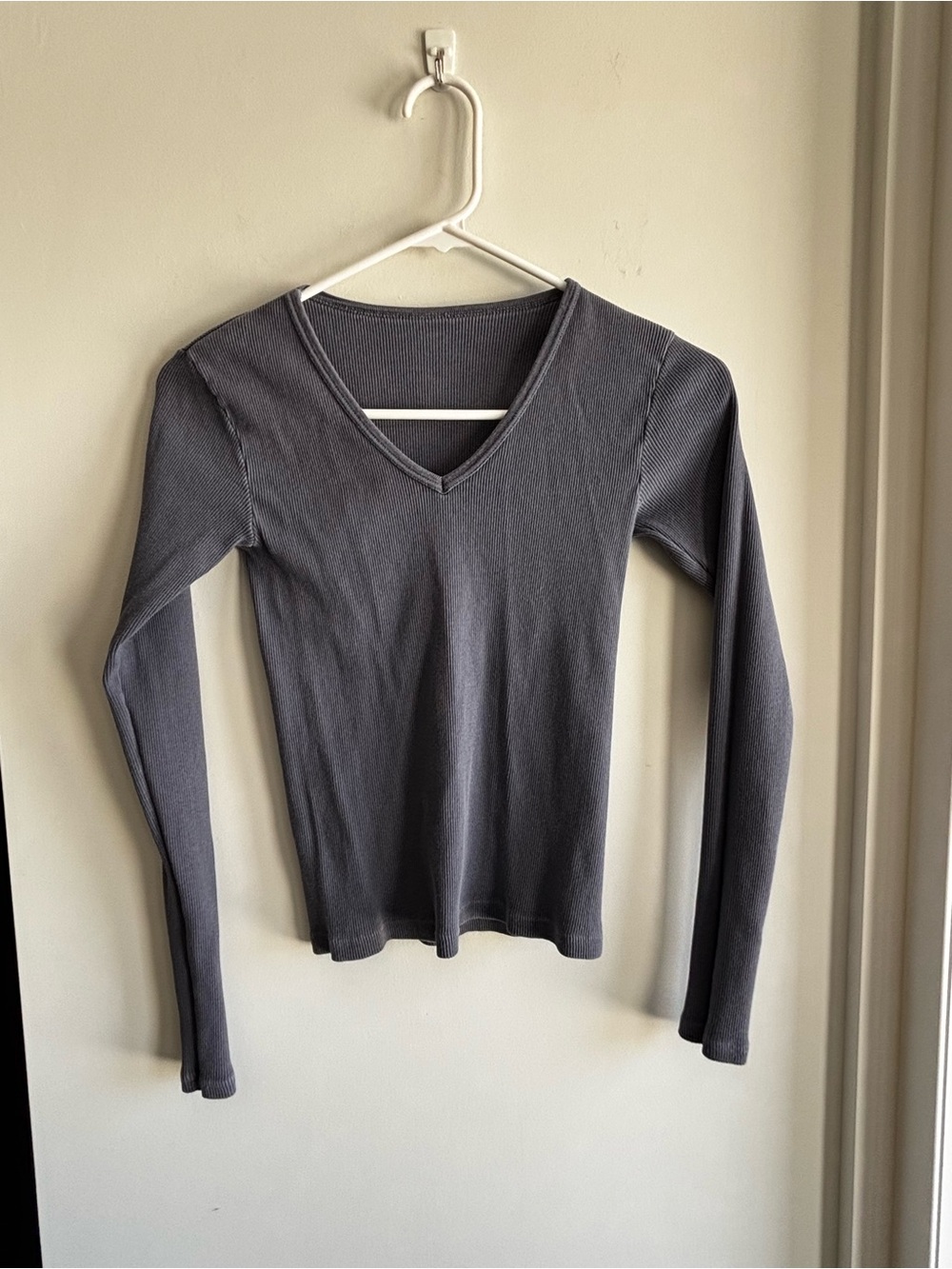 Source Unknown Charcoal Ribbed V‑Neck Long‑Sleeve Top